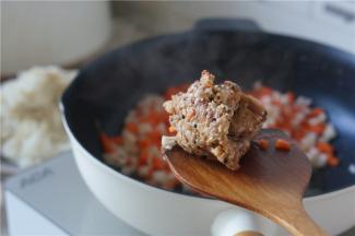 再加入肉末，这肉末是做藜麦香肠剩下来的，调过味了。炒至肉末酥香出味。