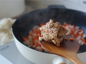 再加入肉末，这肉末是做藜麦香肠剩下来的，调过味了。炒至肉末酥香出味。