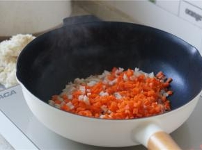 热锅加油，将切成小丁的莲藕及胡萝卜下锅，炒至出香味，然后炒至食材微微有点偏干。