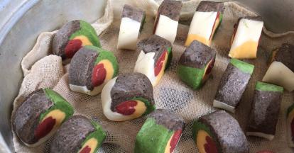 10分钟后，放入蒸锅中，开水上锅蒸，上气后蒸10分钟，关火后焖2分钟左右即可