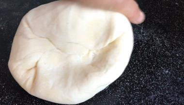 发酵好的面团取出，揉匀排气