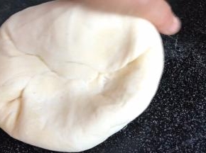 发酵好的面团取出，揉匀排气