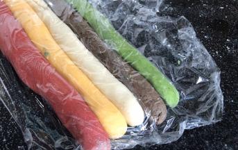 盖上保鲜膜醒发10分钟