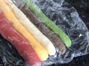 盖上保鲜膜醒发10分钟