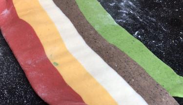 10分钟后，用擀面杖擀成0.5厘米厚的饼皮