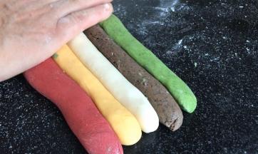 10分钟后，把五色面团分别搓成拇指大小的长条，摆整齐