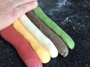 10分钟后，把五色面团分别搓成拇指大小的长条，摆整齐