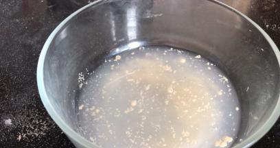 酵母加入温水中，拌匀至融化