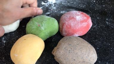 把发酵好的五色面团，分别揉匀排气后滚圆