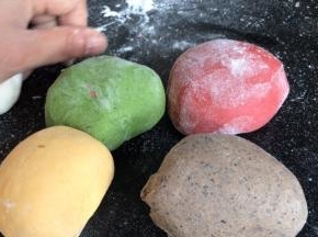把发酵好的五色面团，分别揉匀排气后滚圆