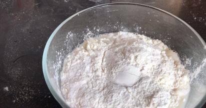 加入面粉，拌成絮状