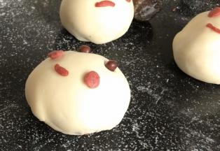 用红面团做出嘴巴和小脸蛋