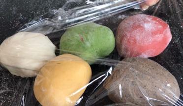 盖上保鲜膜醒发10分钟