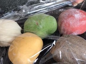 盖上保鲜膜醒发10分钟