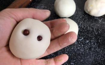 用红豆做出眼睛