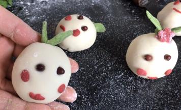 把小草沾湿后插进眼中