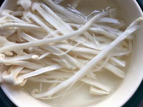 海鲜菇撕成小条，再在清水中浸泡洗净；