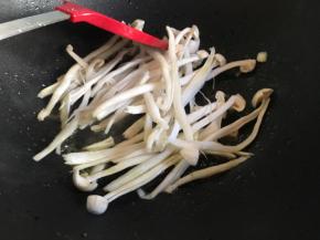 锅中剩余少许油，倒入海鲜菇；