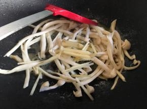 翻炒均匀后，放入生姜丝，继续翻炒均匀；