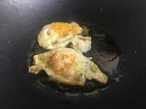 一面金黄后煎至翻面，煎至两面金黄后装盘备用；喜欢嫩点或者中间糖心可以少煎一会；