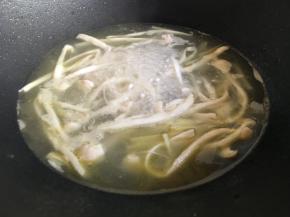 倒入1碗热水/开水，煮至沸腾；