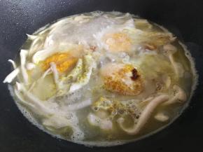 倒入荷包蛋，继续焖煮；喜欢溏心蛋等可以煮2分钟左右即可，喜欢更软乎熟透点可以煮4分钟左右即可；