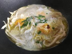 出锅前，倒入适量盐、少许糖，撒入葱花翻拌均匀即可出锅；（吃鸡蛋我个人不习惯用味精，所以看个人调味即可）