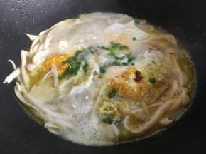 出锅前，倒入适量盐、少许糖，撒入葱花翻拌均匀即可出锅；（吃鸡蛋我个人不习惯用味精，所以看个人调味即可）