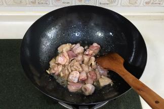 迅速加入鸡块翻炒至微黄。