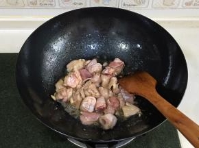 迅速加入鸡块翻炒至微黄。