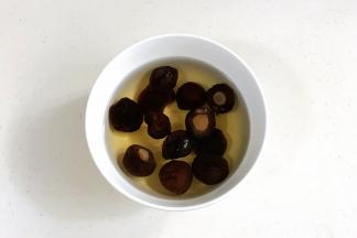 香菇提前半小时用温水泡发。