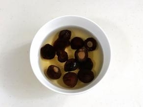 香菇提前半小时用温水泡发。