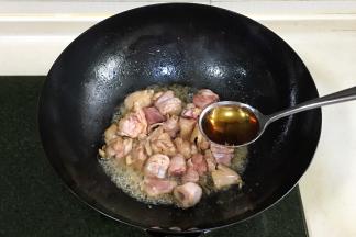 加入2勺料酒翻炒。