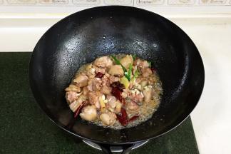 加入姜、葱、蒜、八角、桂皮和干辣椒翻炒。