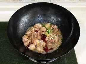 加入姜、葱、蒜、八角、桂皮和干辣椒翻炒。