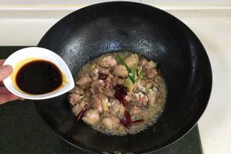 接着加1勺老抽和2勺生抽继续翻炒。