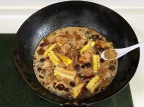 放入玉米和泡发好的香菇，倒入淹没食材的清水，加1小匙十三香。