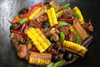 最后加入青椒和红椒块翻炒，加盐调味，大火收汁。