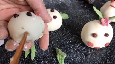 用筷子在小团子的头上插一个眼