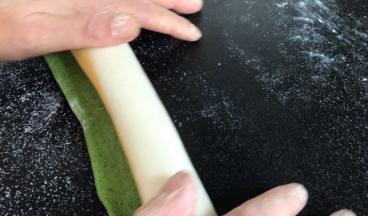 再横着卷起来，卷成卷，越紧越好