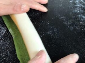 再横着卷起来，卷成卷，越紧越好