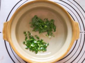 香葱和香菜放入碗中