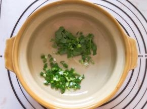 香葱和香菜放入碗中