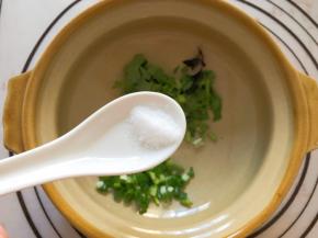 放入少许盐（咸淡不合适最后增加）