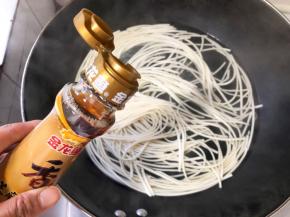 倒入一点点香油，煮至8分熟即可