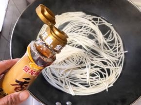 倒入一点点香油，煮至8分熟即可