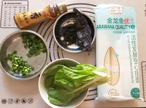 准备好食材，香葱和香菜切碎