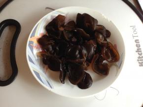 木耳用水冲净表面浮土后用冷水浸泡至完全涨发，洗净控水