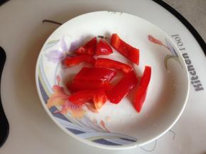 红椒斜着切成小条