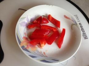 红椒斜着切成小条